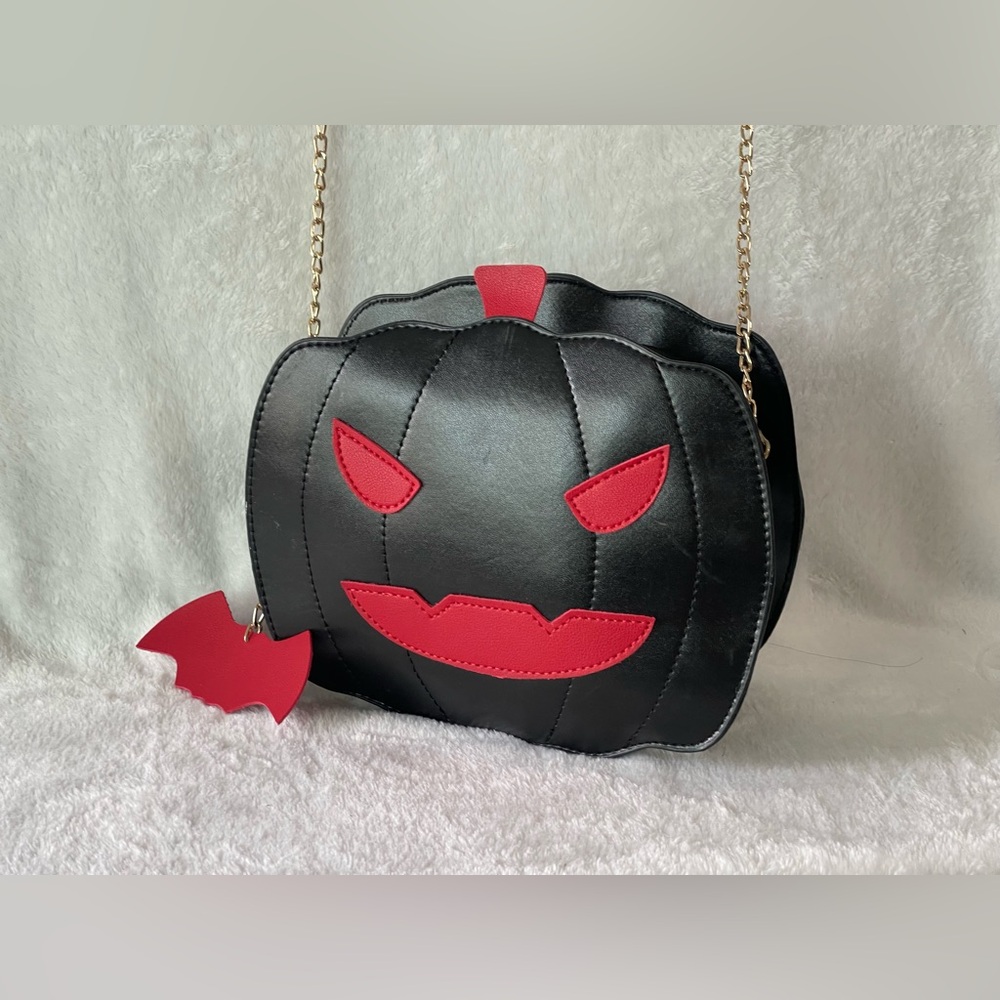 Halloween pumpkin Crossbody purse, black red gold chain - Picture 2 of 8